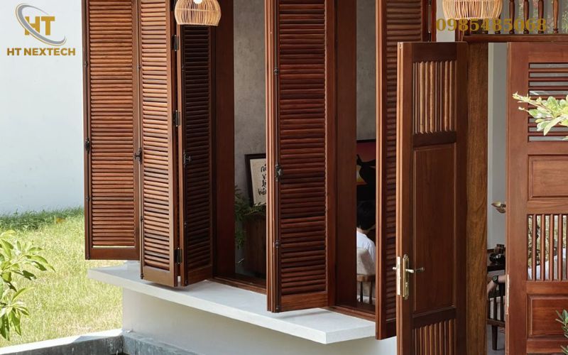 Mẫu cửa chớp gỗ tọa không gian ấm cúng cho gia đình