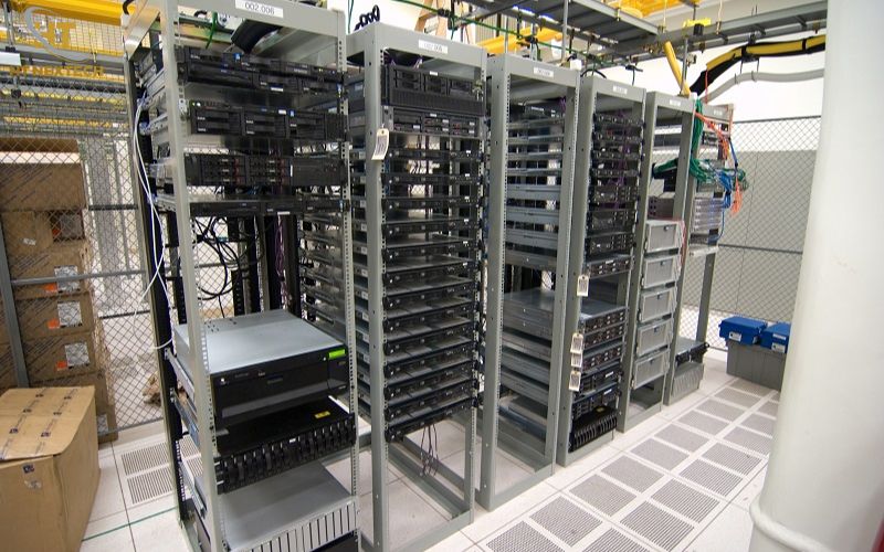 Trong môi trường doanh nghiệp và phòng server, tủ rack gần như là hạng mục bắt buộc