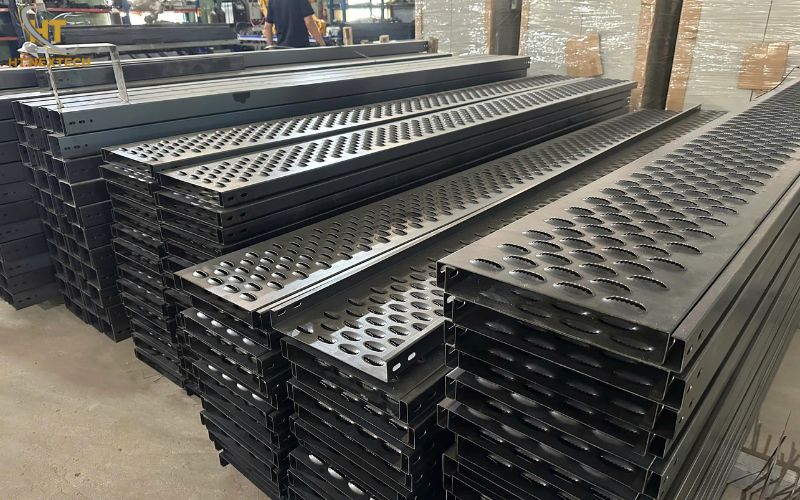 Sàn thao tác cần được kiểm định sàn thao tác trước khi đưa vào sử dụng. Việc kiểm định giúp xác nhận khả năng chịu tải, độ bền và độ an toàn của kết cấu