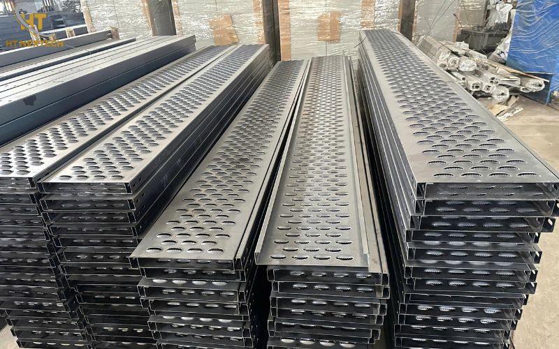 Việc lựa chọn đúng vật liệu theo tiêu chuẩn sàn thao tác giúp giảm chi phí bảo trì và đảm bảo vận hành ổn định trong thời gian dài